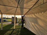 Opbouwen tent op sportpark 'Het Springer' (maandag 29 april 2024) (25/41)